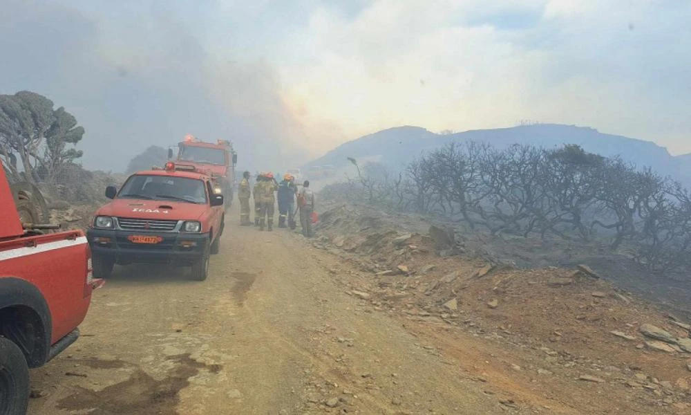 Φωτιά στην Άνδρο: Ενισχύονται οι πυροσβεστικές δυνάμεις - Στις φλόγες υδροφόρα του Συλλόγου Εθελοντών Δασοπυροσβεστών